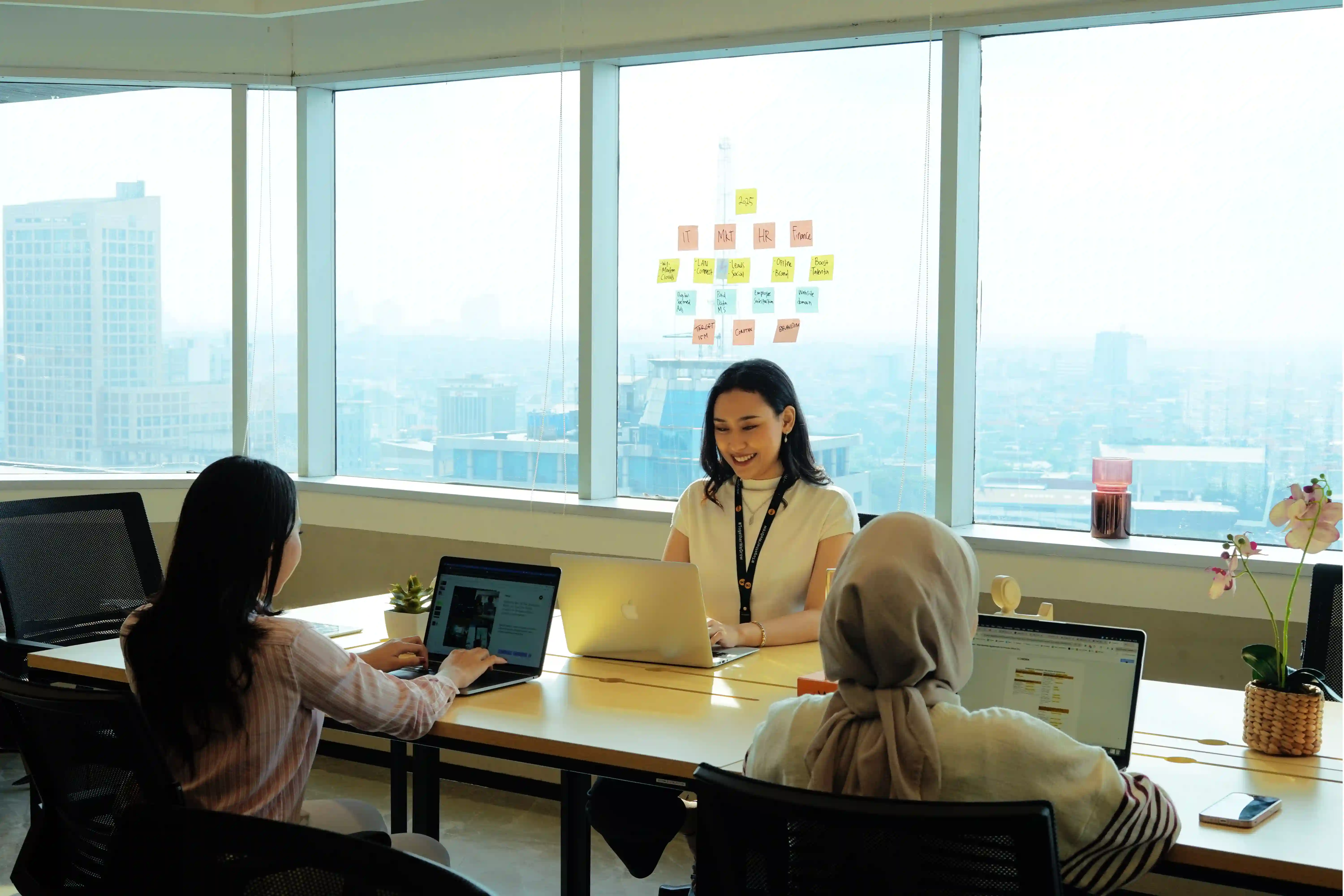 ruang kantor modern GoWork Sinar Mas Land Plaza Surabaya