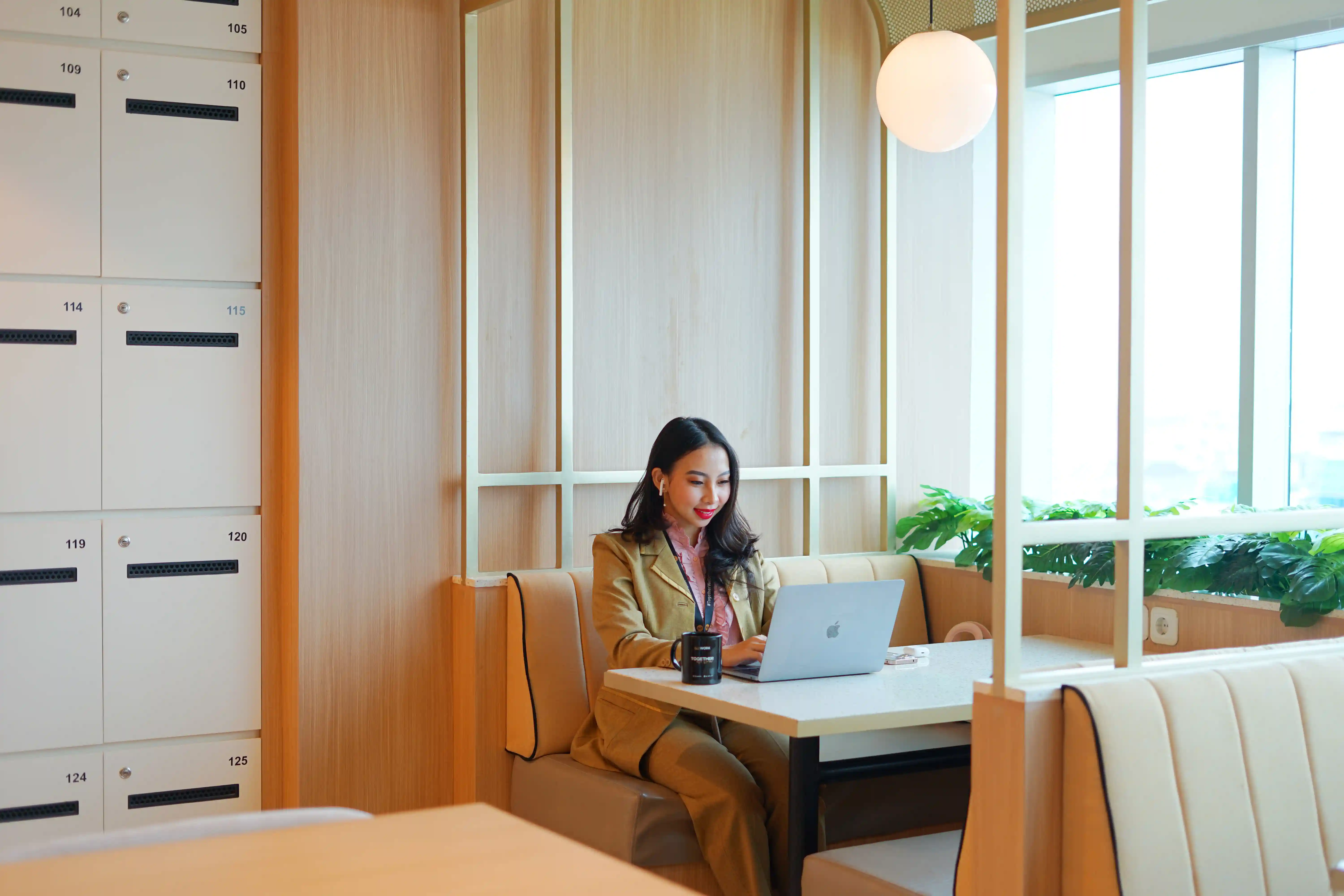 ruang kerja coworking space gowork sinar mas land plaza surabaya