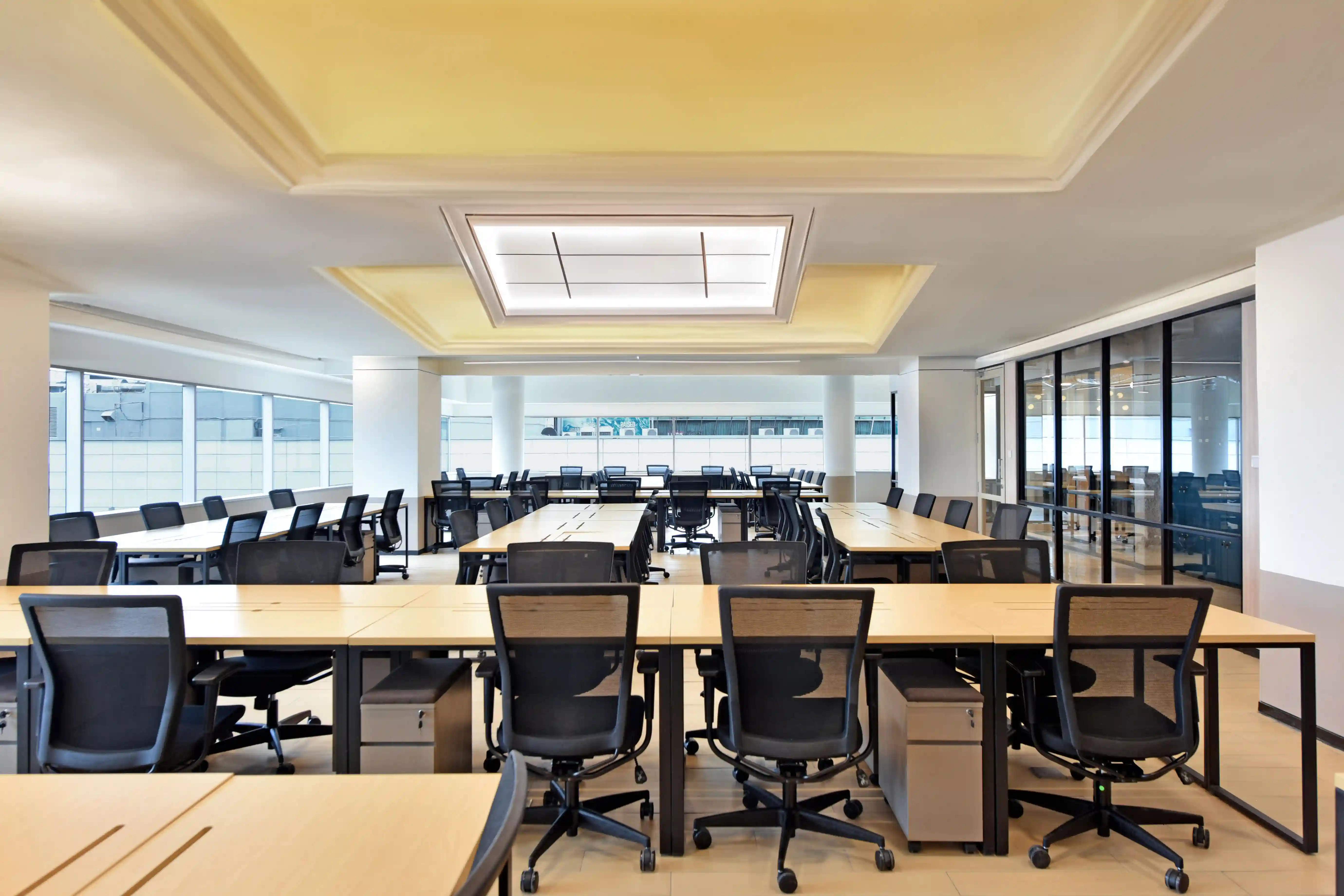 ruang kerja kantor skala besar enterprise solution gowork xlsmart tower jakarta selatan