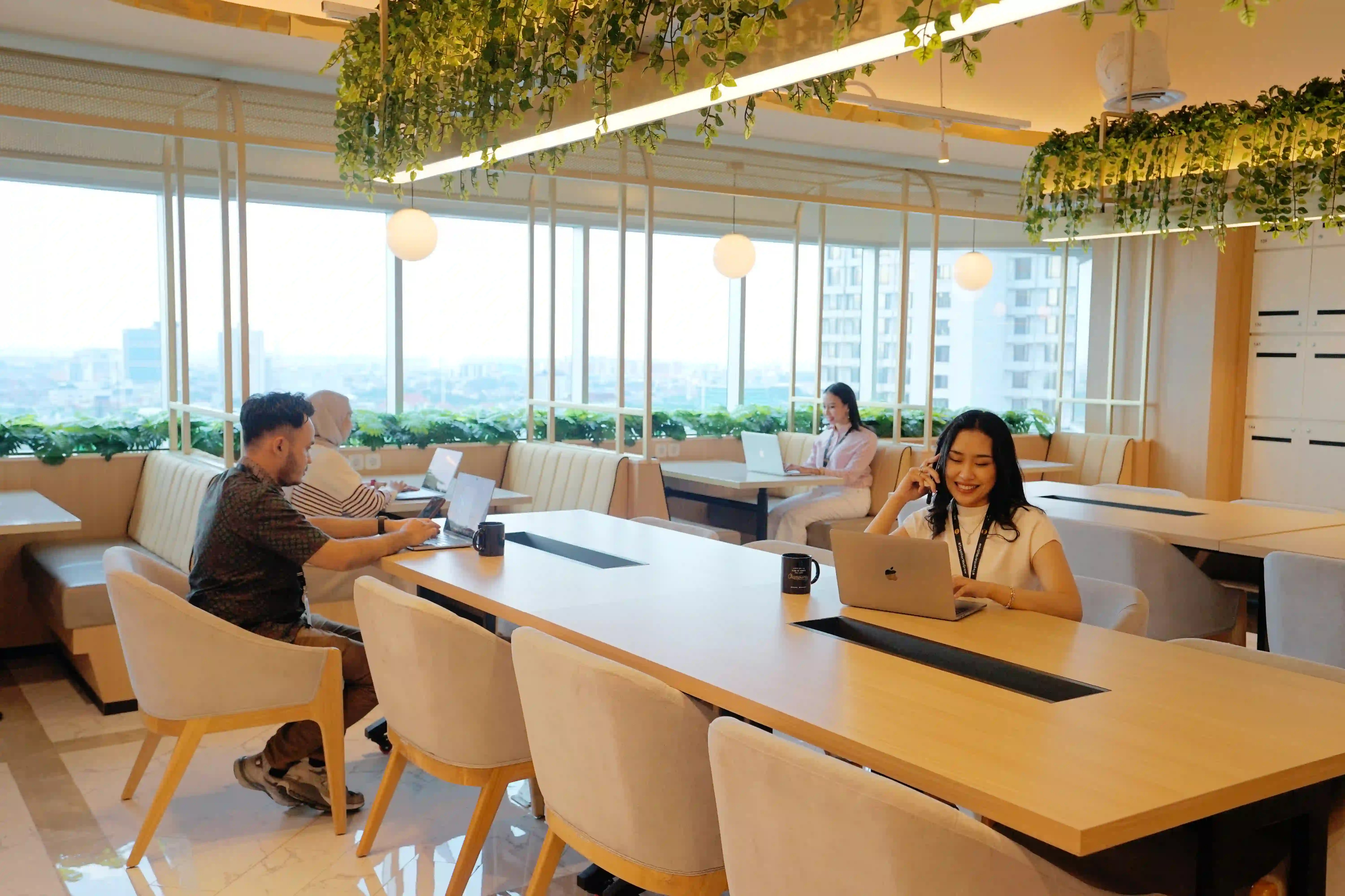 Sering Work From Anywhere? Ini Perbedaan Kerja di Kafe dan Coworking Space Jakarta Selatan